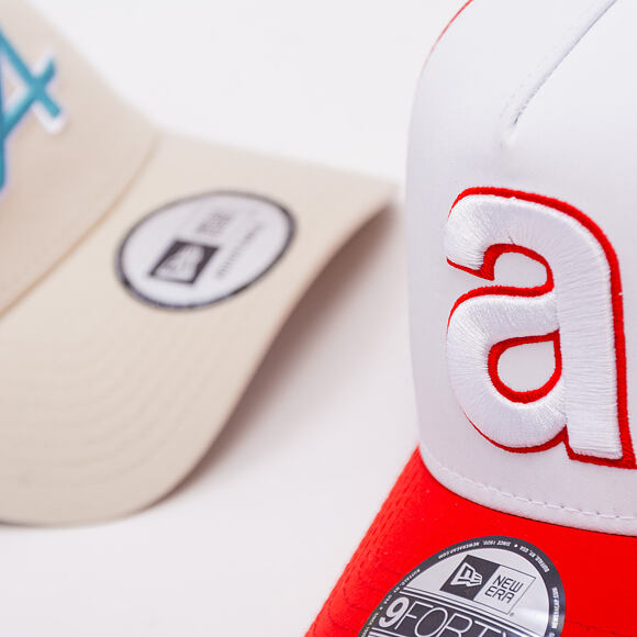 Kappe New Era - PIAGGIO Embroidery 9FORTY A-Frame - White