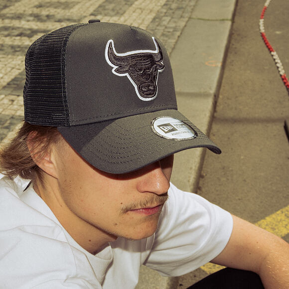 Kappe New Era - NBA Outline 9FORTY A-Frame Trucker - Chicago Bulls - Steel / White