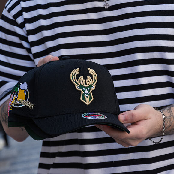 Kappe Mitchell & Ness  - NBA Classic Red Snapback Custom Patch - Milwaukee Bucks - Black
