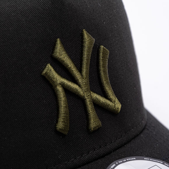 Kappe New Era - MLB Essential 9FORTY Trucker - NY Yankees - Black / Rifle Green
