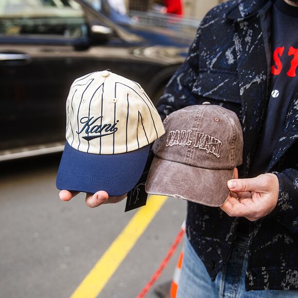 Kappe Karl Kani - Cursive Varsity Pinstripe Baseball Cap