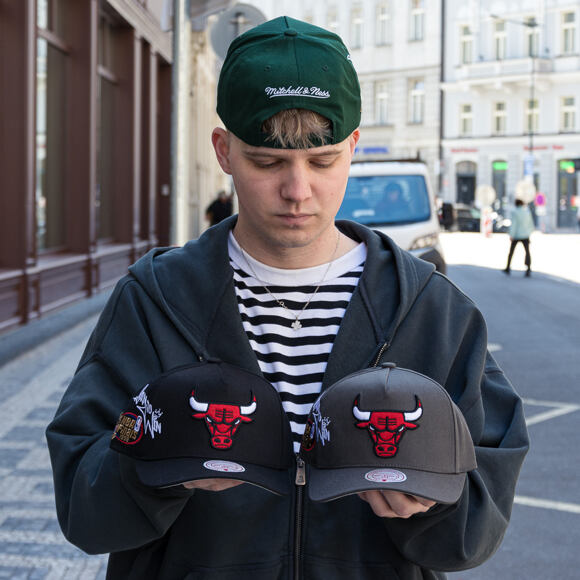 Kappe Mitchell & Ness  - NBA Born To Win - Pro Pinch Snapback - Chicago Bulls - Black