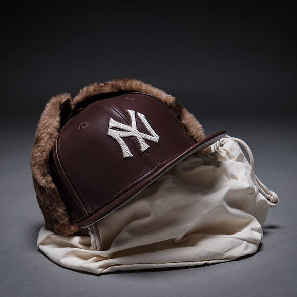 Kappe New Era - MLB IMAGE DROP Leather Dog-Ear 59FIFTY - NY Yankees - Deep Auburn