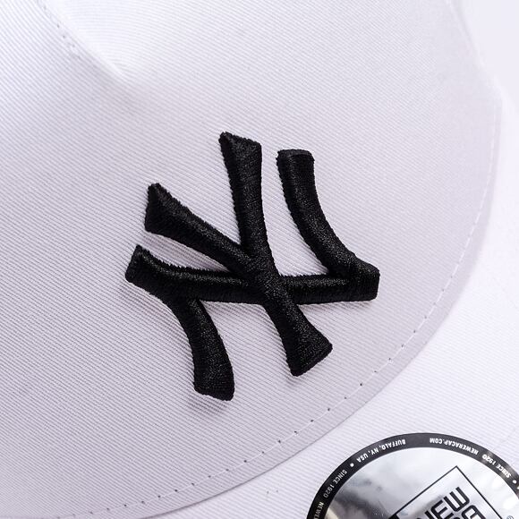 Kappe New Era - MLB Essential 9FORTY Trucker - NY Yankees - White
