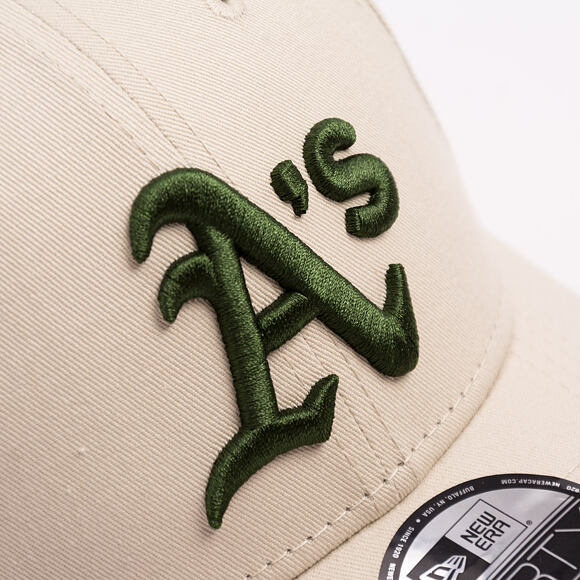 Kappe New Era - MLB League Essential 9FORTY - Oakland Athletics - Stone / Dark Green