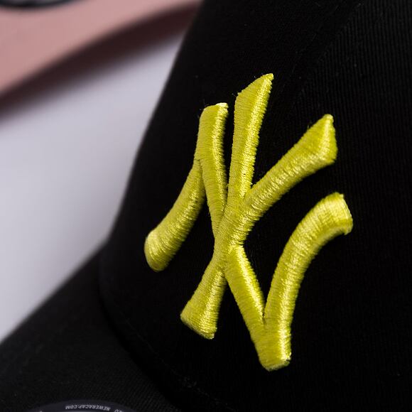Kappe New Era 9FORTY MLB League Essential - NY Yankees - Black / Cyber Green