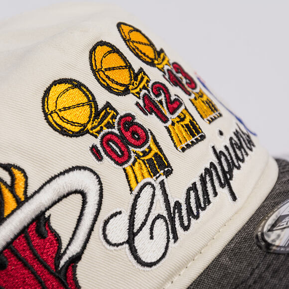 Kappe New Era - NBA "Hardwood Classic Champions" 19TWENTY - Miami Heat - Chrome White / Team Color