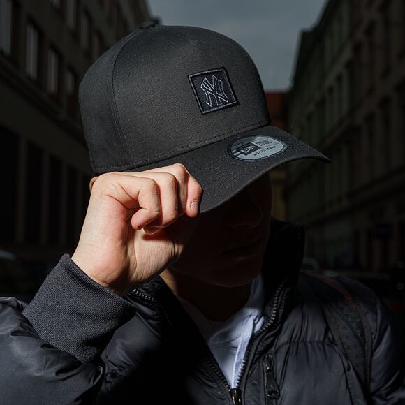 Kappe New Era - MLB Metallic Patch 9FORTY A-Frame - NY Yankees - Black / Silver