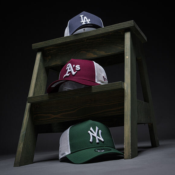 Kappe New Era - MLB Essential 9FORTY A-Frame Trucker - Oakland Athletics - Burgundy