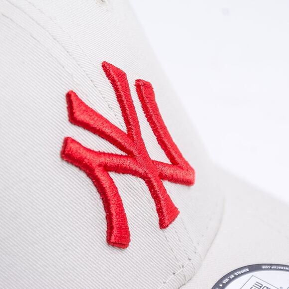 Kappe New Era - MLB Essential 9FORTY - NY Yankees - Stone / Red