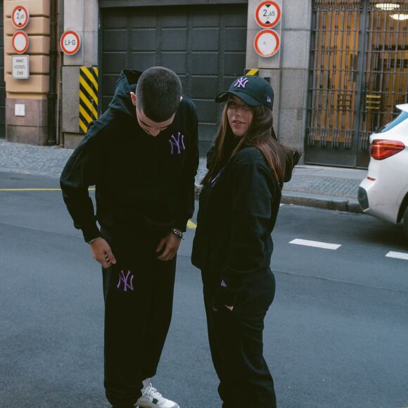 Pullover New Era League Essentials Oversized Hoody - NY Yankees - Black / Purple Nitro