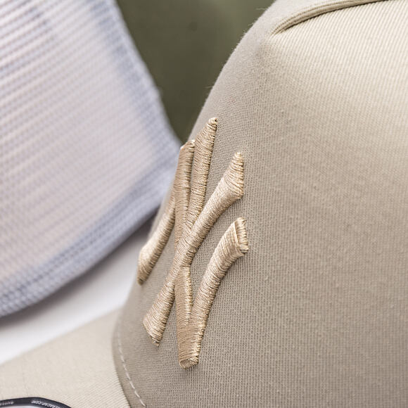 Kappe New Era - MLB League Essential 9FORTY Trucker - NY Yankees - Stone