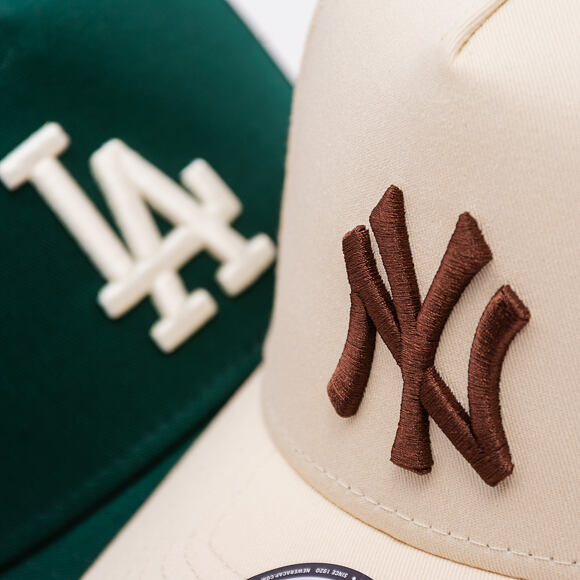 Kappe New Era - MLB League Essential 9FORTY A-Frame - NY Yankees - Cream / Auburn
