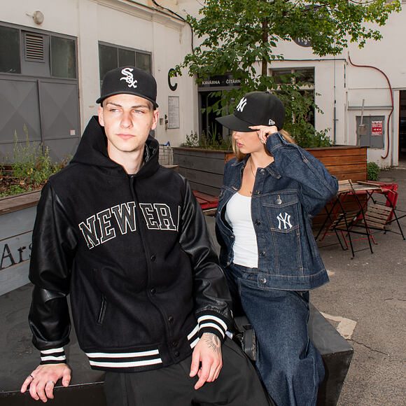 Jacke New Era - Hooded Varsity Jacket - Black