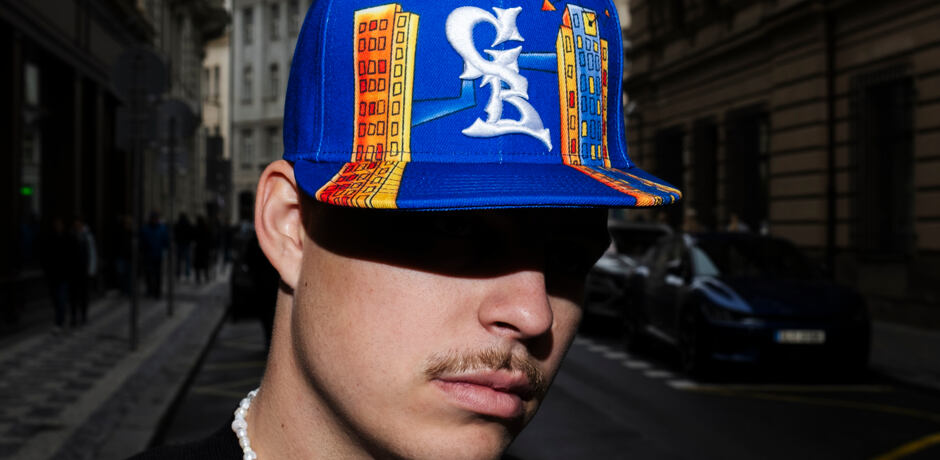 Cbloc baut auf der Idee auf, dass die Herkunft aus einem Wohnblock kein Grund zur Scham, sondern ein Grund zum Stolz ist.