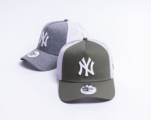 Kappe New Era - MLB Essential 9FORTY Trucker - NY Yankees - New Olive / White