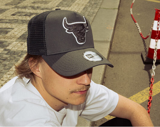 Kappe New Era - NBA Outline 9FORTY A-Frame Trucker - Chicago Bulls - Steel / White