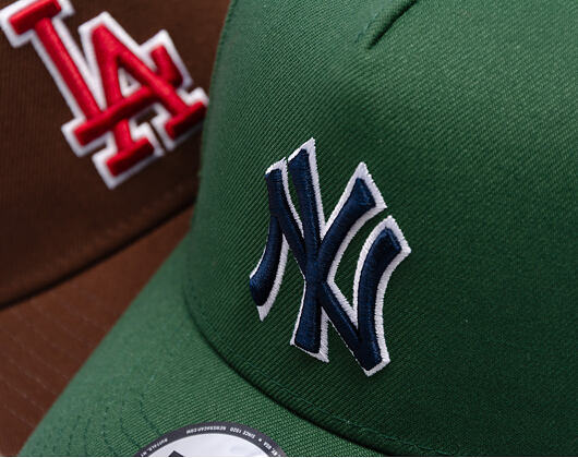 Kappe New Era - MLB Outline Script 9FORTY A-Frame - NY Yankees - Cilantro Green