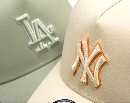 Kappe New Era - MLB Outline 9FORTY A-Frame Trucker - NY Yankees - Cream / Orange