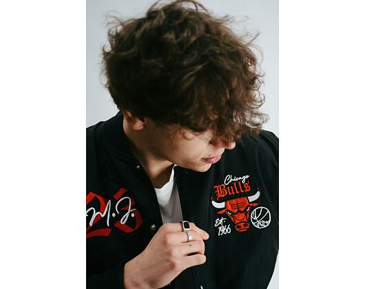 Jacke New Era x Adam Wave Chicago Bulls Tribute Bomber Black / Red