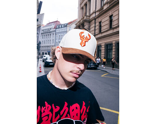 Kappe Mitchell & Ness - Blush Sand Classic Red - Milwaukee Bucks - Sand/Brown