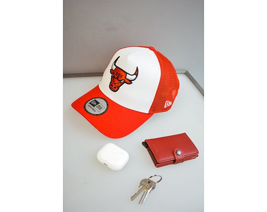 Kappe New Era - NBA Team Clear 9FORTY Trucker - Chicago Bulls - White / Red