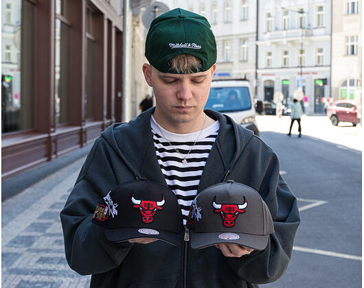 Kappe Mitchell & Ness  - NBA Born To Win - Pro Pinch Snapback - Chicago Bulls - Black