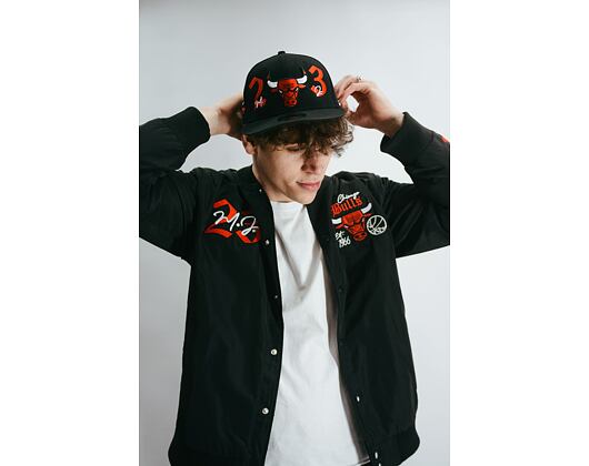 Jacke New Era x Adam Wave Chicago Bulls Tribute Bomber Black / Red