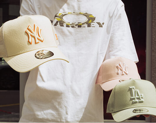 Kappe New Era - MLB Outline 9FORTY A-Frame Trucker - NY Yankees - Cream / Orange