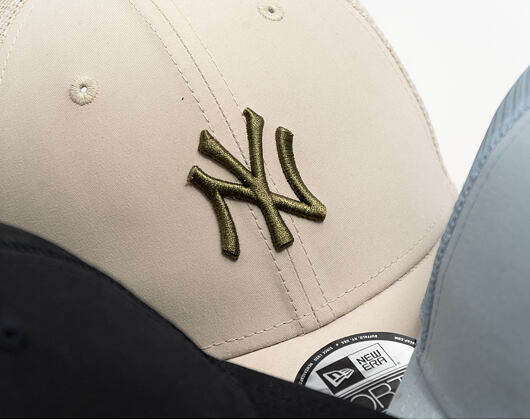 Kappe New Era - MLB Midi Homefield 9FORTY Trucker - NY Yankees - Stone / New Olive