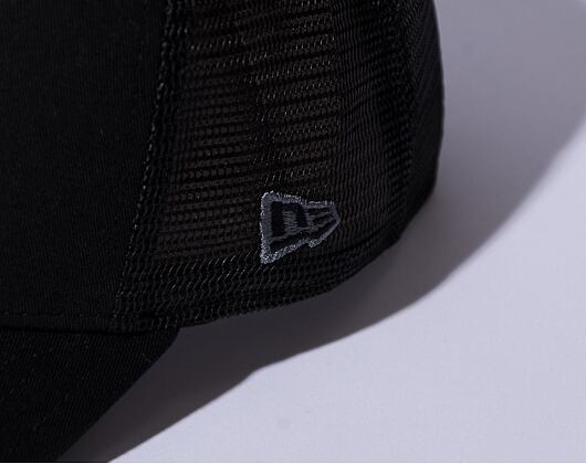 Kappe New Era - MLB Black on Black 9FORTY Trucker - LA Dodgers - Black