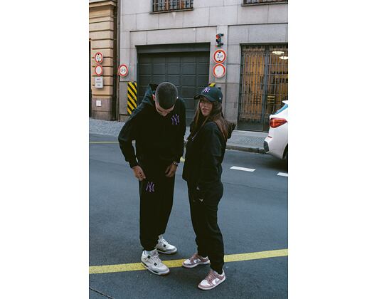Pullover New Era League Essentials Oversized Hoody - NY Yankees - Black / Purple Nitro