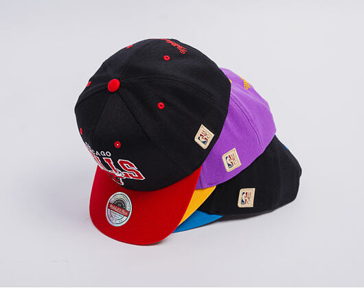 Kappe Mitchell & Ness - NBA Team Arch Snapback - Chicago Bulls - Black / Red
