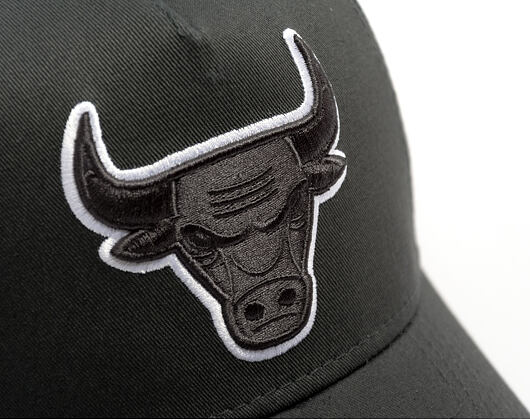 Kappe New Era - NBA Outline 9FORTY A-Frame Trucker - Chicago Bulls - Steel / White