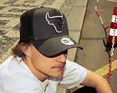 Kappe New Era - NBA Outline 9FORTY A-Frame Trucker - Chicago Bulls - Steel / White
