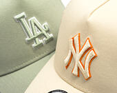 Kappe New Era - MLB Outline 9FORTY A-Frame Trucker - NY Yankees - Cream / Orange