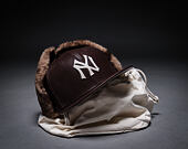 Kappe New Era - MLB IMAGE DROP Leather Dog-Ear 59FIFTY - NY Yankees - Deep Auburn
