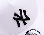 Kappe New Era - MLB Essential 9FORTY Trucker - NY Yankees - White