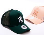 Kappe New Era - MLB League Essential 9FORTY Trucker - NY Yankees - Dark Green / White