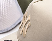Kappe New Era - MLB League Essential 9FORTY Trucker - NY Yankees - Stone